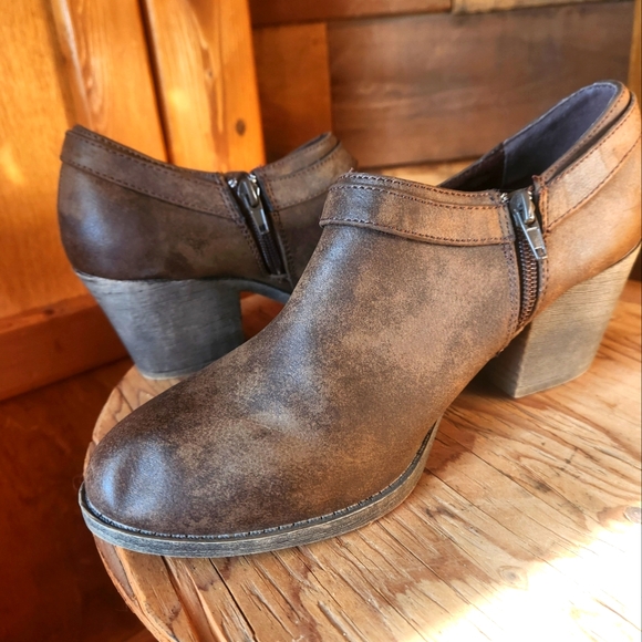 ROCKET DOG-UNDER RATED HEELED BOOTIES. WOMENS SIZE 9 - Picture 3 of 8